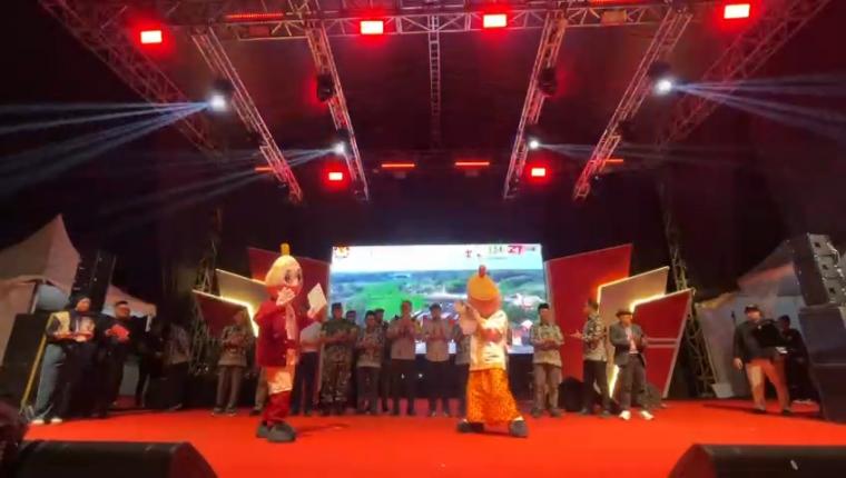 Peluncuran jingle dan tagline untuk Pilkada Kota Serang 2024 yang digelar di Alun-alun Barat, Kota Serang, Sabtu 15 Juni 2024 malam. (Foto: TitikNOL)