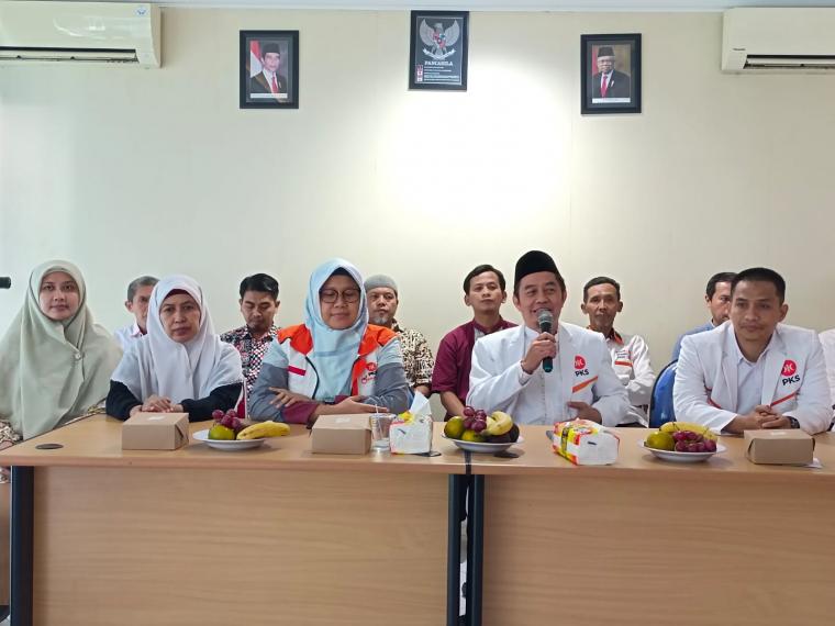 Ketua DPD PKS Kota Cilegon, Amal Irfanuddin didampingi Nurrotul Uyun dan sejumlah pengurus PKS memberikan keterangan kepada wartawan. (Foto: TitikNOL)