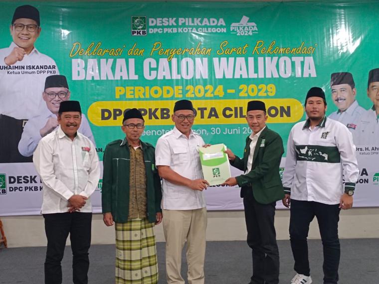Sekretaris DPW PKB Provinsi Banten, Umar  Barmawi menyerahkan SK DPP PKB kepada Helldy Agustian sebagai Bakal Calon Wali Kota Cilegon periode 2024-2029. (Foto: TitikNOL)