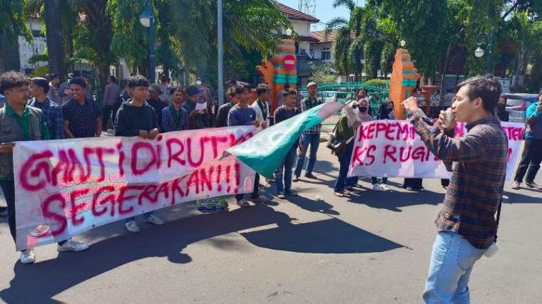 Aksi unjuk rasa mahasiswa di depan kantor Walikota Cilegon yang menyoroti kinerja PT KS.