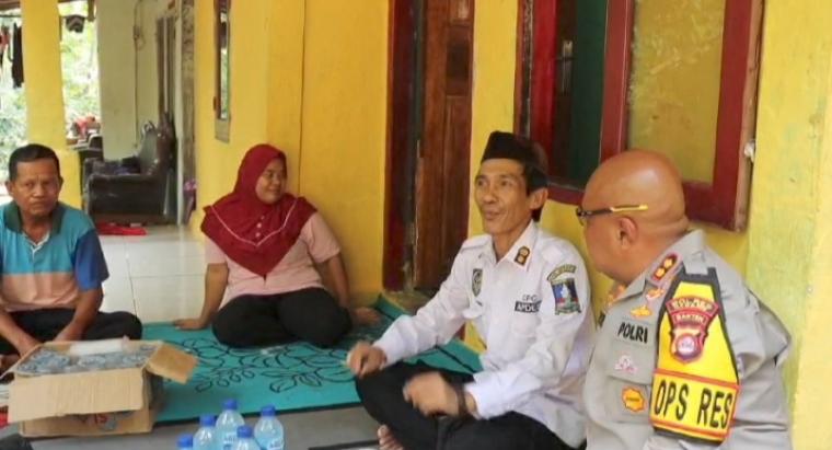 Kapolres Serang AKBP Condro Sasongko saat bertakziah ke kediaman Reza (13) di Kampung Pasir Manggu Lebak, Desa Dahu, Kecamatan Cikeusal, Kabupaten Serang. (Foto: TitikNOL)