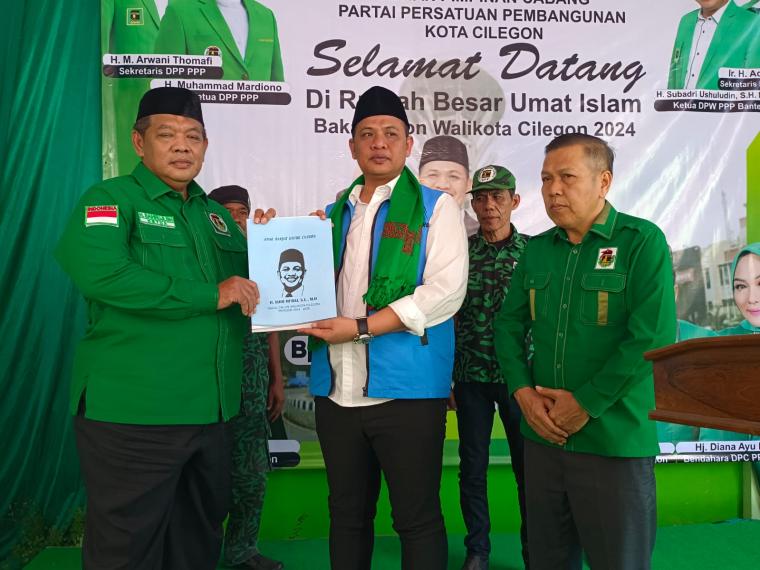 Bakal Calon Walikota Cilegon, Isro Mi'raj menyerahlan  formulir pendaftaran  ke Ketua DPC PPP Kota Cilegon, Sahruji. (Foto: TitikNOL)