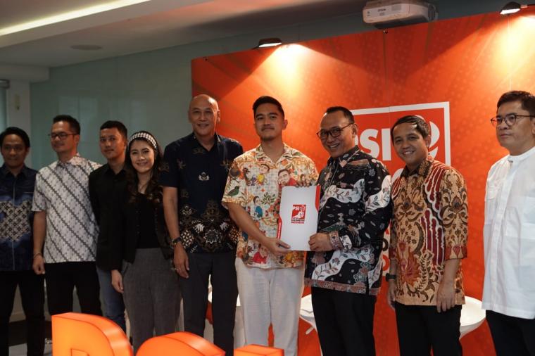 Ketua Umum DPP PSI, Kaesang Pangarep menyerahkan rekomendasi dukungan kepada Bakal Calon Walikota dan Bakal Calon Walikota Cilegon, Helldy - Alawi. (Foto: TitikNOL)