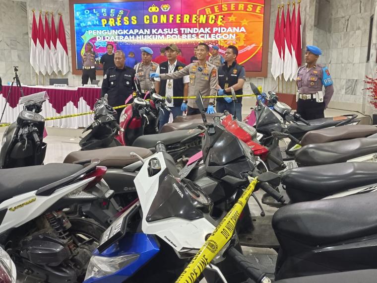 Polisi menunjukkan barang bukti sepeda motor hasil curian. (Foto: TitikNOL)