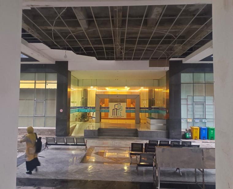 Suasana plafon Gedung Setda enam lantai Pemkot Cilegon yang ambruk. (Foto: TitikNOL)