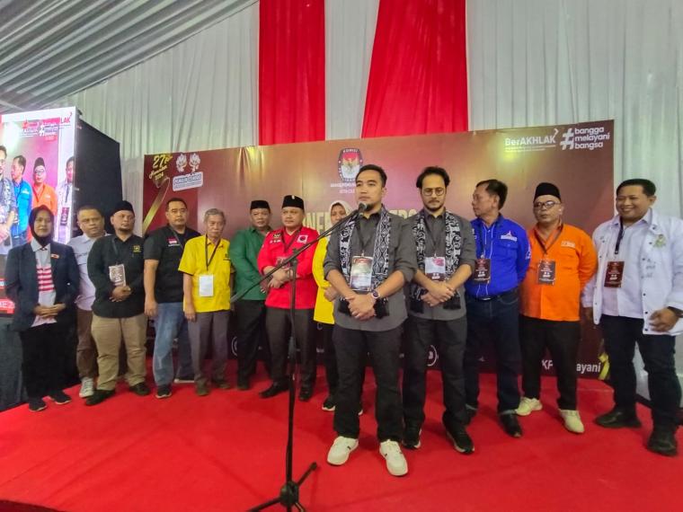 Pasangan Robinsar - Fajar bersama partai koalisi memberikan keterangan kepada wartawan usai daftar ke KPU Cilegon. (Foto: TitikNOL)