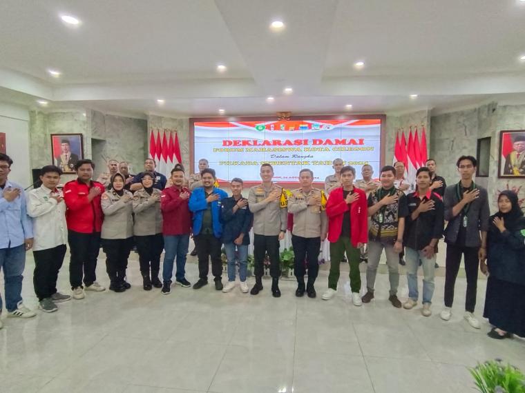 Mahasiswa foto bersama usai deklarasi damai Pilkada 2024 di Mapolres Cilegon. (Foto: TitikNOL)