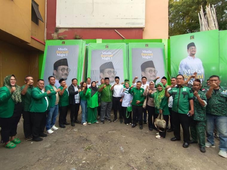 Bakal Calon Walikota Cilegon, Fajar Hadi Prabowo foto bersama dengan jajaran Ketua DPC PPP Kota Cilegon, Sahruji dan jajaran pengurus. (Foto: TitikNOL)