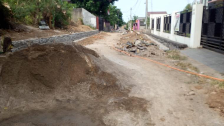 Tumpukan material proyek pembangunan drainase di Jalan Semar Bendungan, Cilegon. (Foto: TitikNOL)