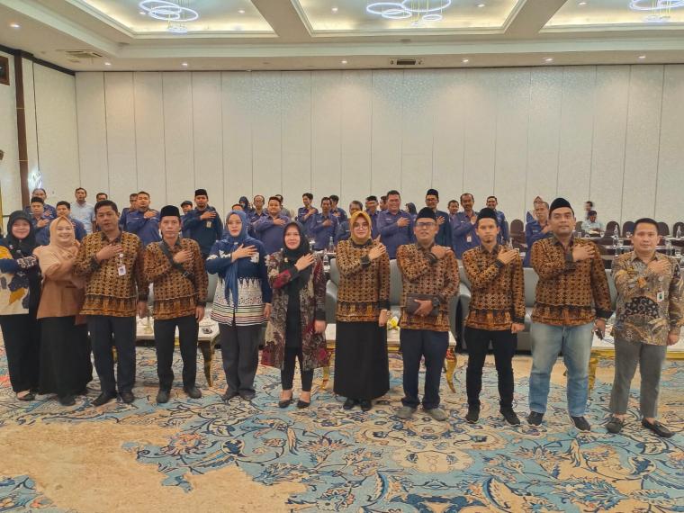 Komisioner KPU Kota Cilegon foto bersama usai pengumuman jumlah DPT dan TPS di Hotel The Royale Krakatau. (Foto: TitikNOL)