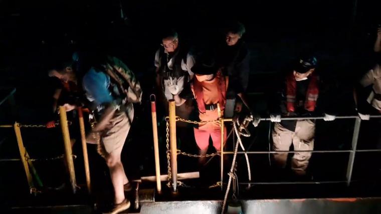 Proses evaluasi tiga WNA Inggris dari Kap SAMC Transporter di Perairan Suralaya. (Foto: TitikNOL)