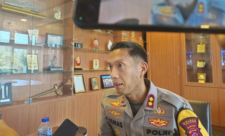 Kapolres Cilegon, AKBP Kemas Indra Natanegara saat memberikan keterangan kepada wartawan. (Foto: TitikNOL)