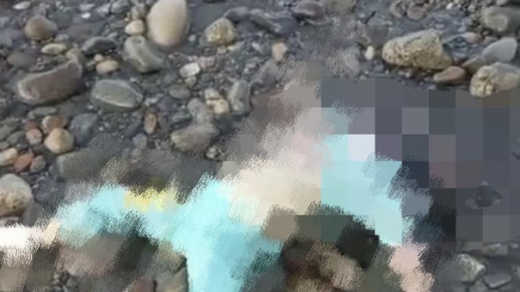 Mayat anak perempuan yang ditemukan di muara pantai Cihara Kabupaten Lebak. (Foto: TitikNOL)