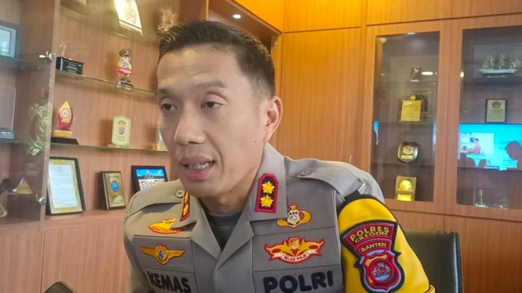 Kapolres Cilegon AKBP Kemas Indra Natanegara saat memberikan keterangan kepada wartawan. (Foto: TitikNOL)