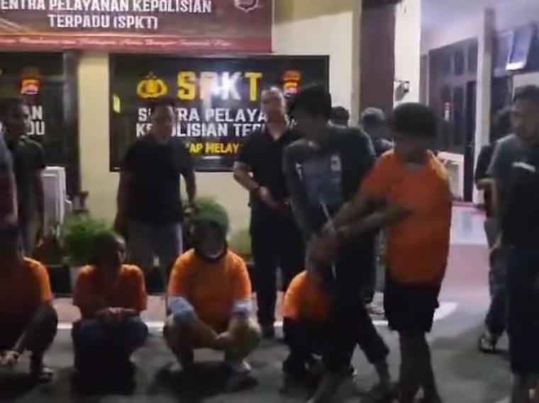 Foto screenshot video para pelaku saat digiring ke Mapolres Cilegon. (Foto: TitikNOL)