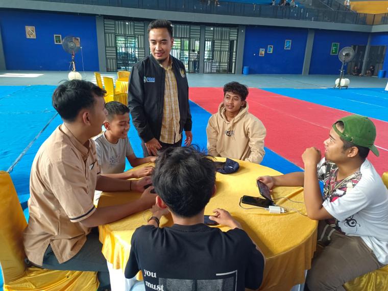 Cawalkot Cilegon Robinsar saat melihat peserta Turnamen Mobile Legend Cilegon Juara, yang digelar di Lapangan Tenis Indoor ASA Sport Center Cilegon. (Foto: TitikNOL)