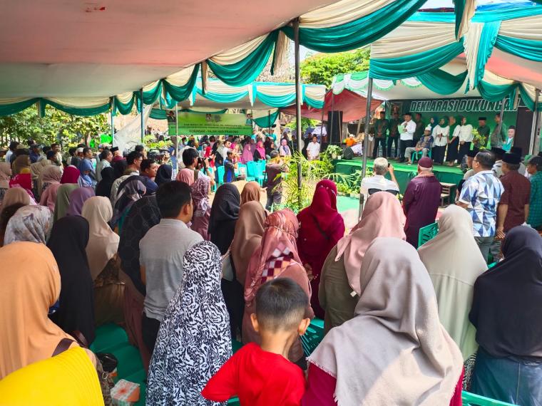 Masyarakat  Kecamatan Cibeber dan Cilegon saat mendeklarasikan dukungan untuk Robinsar - Fajar di Pilwalkot Cilegon dan Andra Soni - Dimyati di Pilgub Banten. (Foto: TitikNOL)