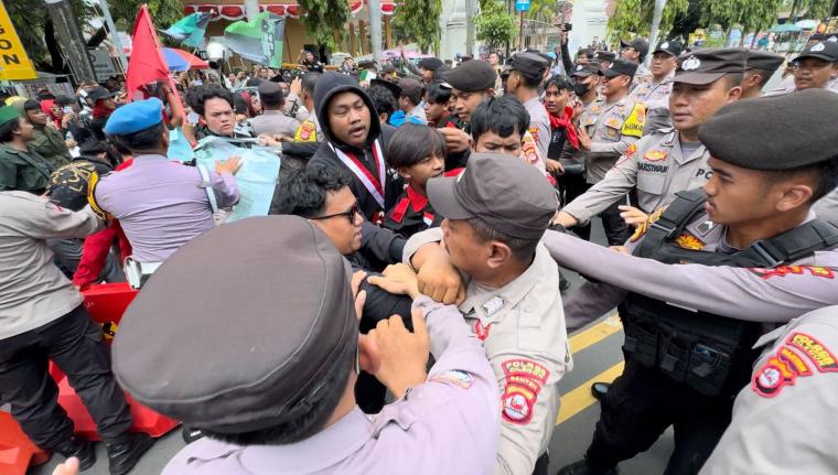Kericuhan mahasiswa dengan polisi saat aksi unjuk rasa di depan DPRD Kota Cilegon. (Foto: TitikNOL)