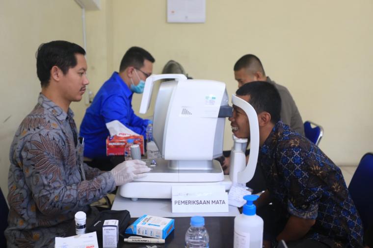 Jurnalis saat diperiksa mata oleh tim kesehatan  RS Mata Achmad Wardi (Foto: Pokja Wartawan Banten)