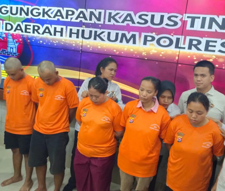 Para tersangka pembunuhan bocah 5 tahun  yang ditangkap polisi. (Foto: TitikNOL)