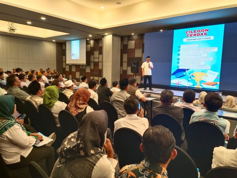 Bacawalkot Cilegon, Helldy Agustian saat menyampaikan visi dan visi kepada tim pemenangan partai koalisi dan relawan di salah satu hotel di Cilegon. (Foto: TitikNOL)