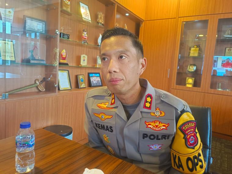 Kapolres Cilegon AKBP Kemas Indra Natanegara saat memberikan keterangan kepada wartawan. (Foto: TitikNOL)
