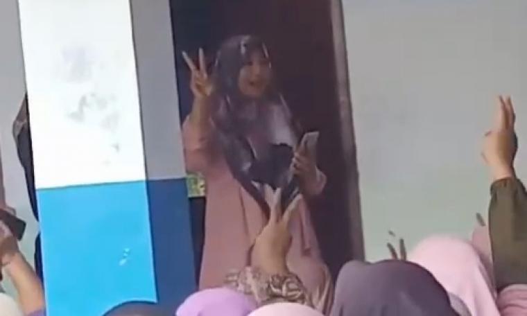 Tangkap layar video yang beredar penyaluran bantuan beras diduga jadi ajang kampanye pasangan calon bupati dan gubernur. (Foto: Istimewa)