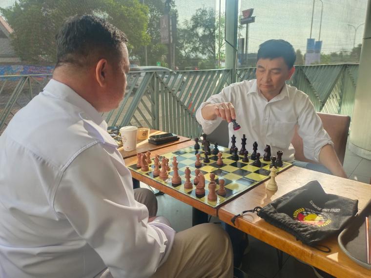 Cagub Banten Dimyat terlihat serius bermain catur di salah satu tempat si Cilegon. (Foto: TitikNOL)