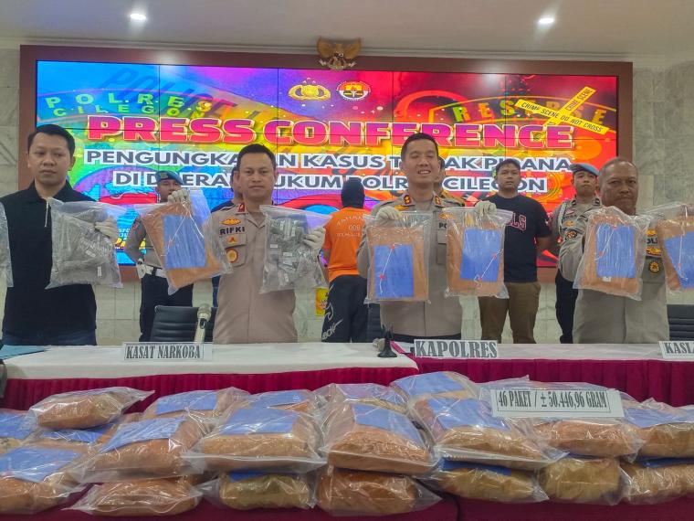 Kapolres Cilegon, AKBP Kemas Indra Natanegara, saat mimpin rilis pengungkapam kasus narkoba jenis ganja. (Foto: TitikNOL)