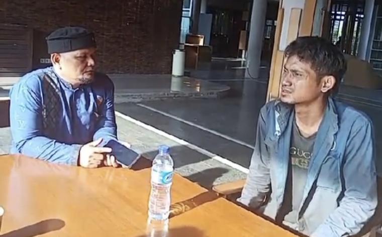 Pelaku pencopotan baliho saat diintrogasi Timses Robinsar - Fajar. (Foto: Istimewa).