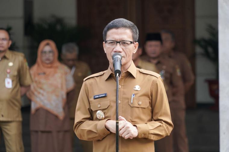 Pjs Walikota Cilegon Nana Supiana menyampaikan arahan saat apel pagi. (Foto: TitikNOL)