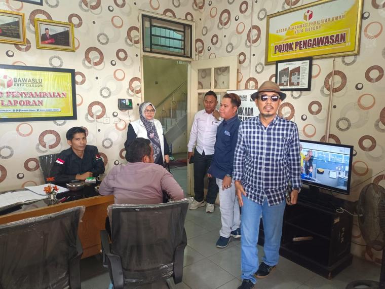 Tim Hukum Isro - Uyun saat melaporkan dugaan black campaign ke Bawaslu Kota Cilegon. (Foto: TitikNOL)