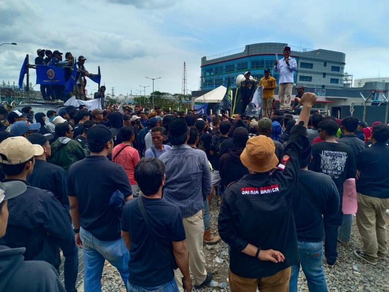 Aksi unjuk rasa Forum Masyarakat Peduli Lingkungan di PT Lotte Chemical Indonesia. (Foto: TitikNOL)