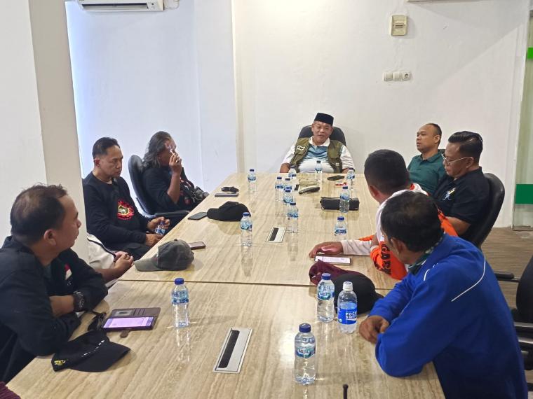 Perwakilan buruh saat menyampaikan aspirasi kepada Kadin Kota Cilegon. (Foto: TitikNOL)