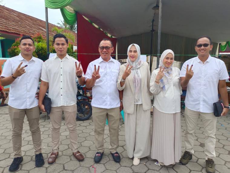 Wali kota Cilegon Helldy Agustian dan keluarga usai menggunakan hak suaranya. (Foto: TitikNOL)
