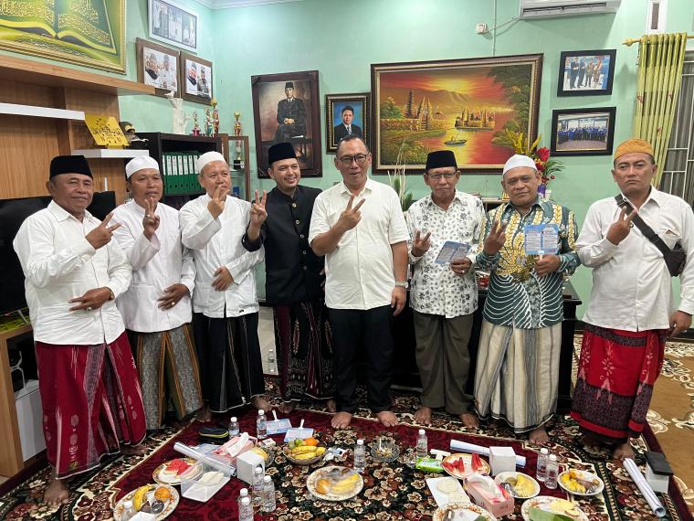 Ikatan Keluarga Madura saat bersilaturahmi sekaligus memberikan  dukungan kepada Helldy Agustian di Pilkada Kota Cilegon. (Foto: TitikNOL)