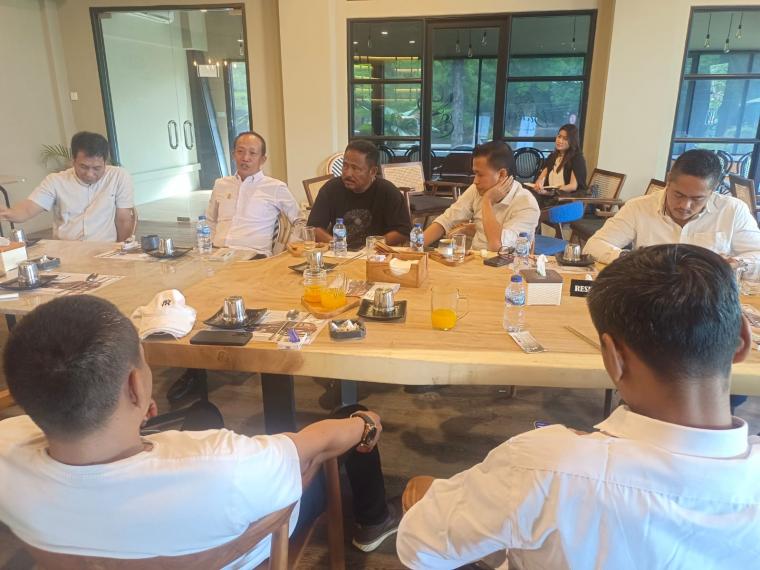 Para pengurus Kadin Cilegon saat memberikan keterangan kepada wartawan. (Foto: TitikNOL)
