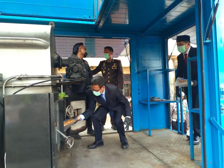 Suasana pemusnahan barang bukti narkotika jenis ganja seberat 54 kilogram di Mapolres Cilegon. (Foto: TitikNOL)