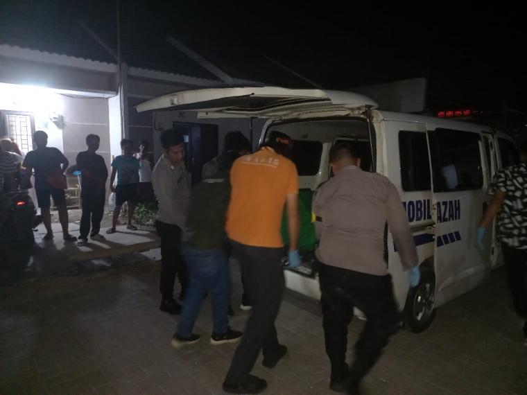 Polisi saat mengevakuasi jenazah korban bunuh diri di Taman Cilegon Indah. (Foto: TitikNOL)
