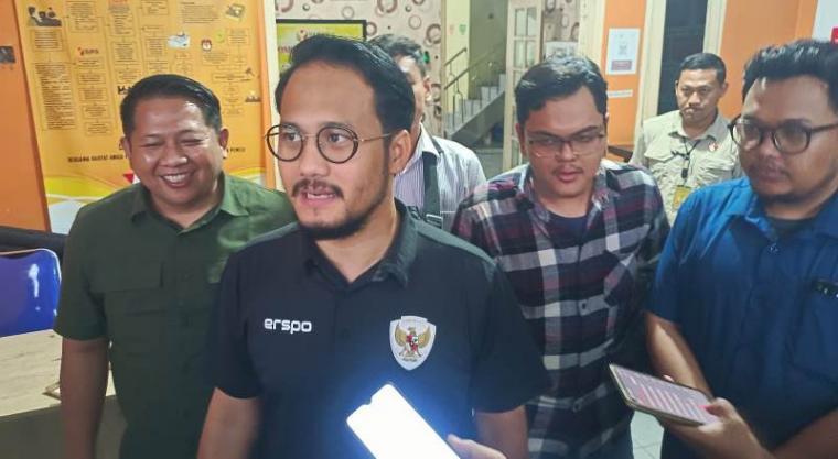 Calon Wakil Walikota Cilegon nomor urut 1 , Fajar Hadi Prabowo memberikan keterangan kepada wartawan usai memberikan klarifikasi ke Bawaslu Kota Cilegon. (Foto: TitikNOL)