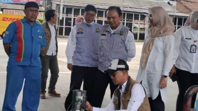 Dinas Perindustrian dan Perdagangan (Disperindag) melakukan tera ulang alat ukur di SPBU yang ada di Jalan Cilegon - Anyer. (Foto: istimewa)