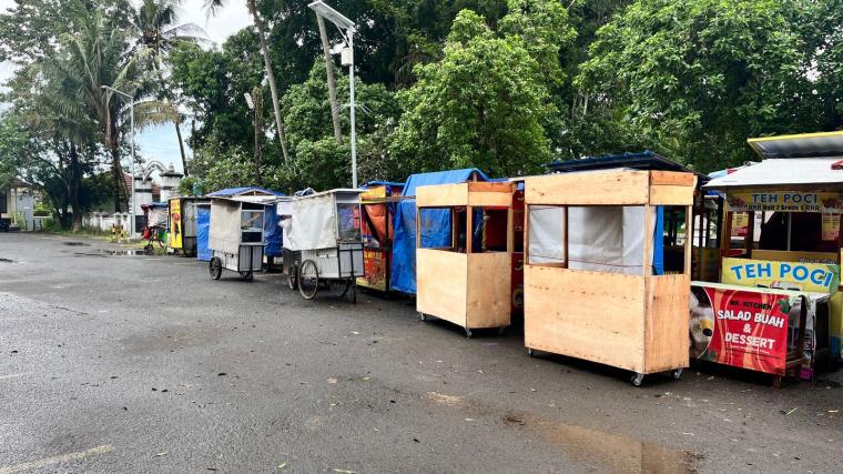 Pedagang kaki lima (PKL) di Stadion Maulana Yusuf Ciceri. (Foto: TitikNOL)