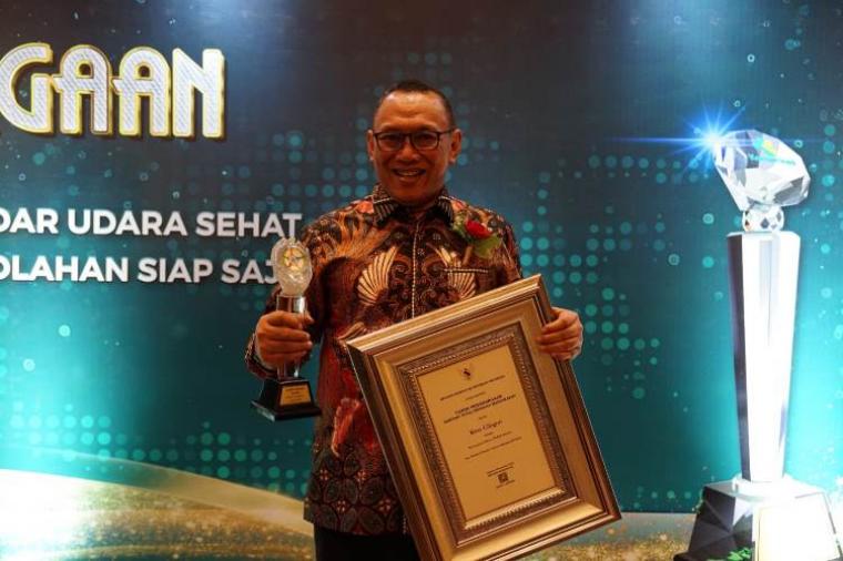 Walikota Cilegon Helldy Agustian saat menerima penghargaan STBM Award di Jakarta (Istimewa)