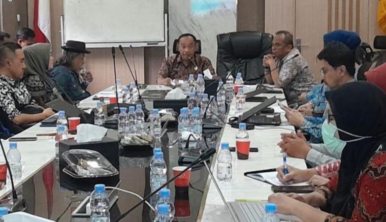 Rapat Depeko dengan perwakilan serikat buruh di Kantor Walikota Cilegon. (Foto: TitikNOL)
