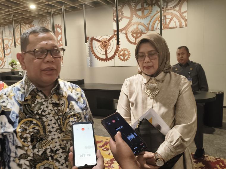 Penjabat (PJ) Gubernur Banten, Ucok Abdulrauf Dementa saat diwawancara wartawan. (Foto: TitikNOL)