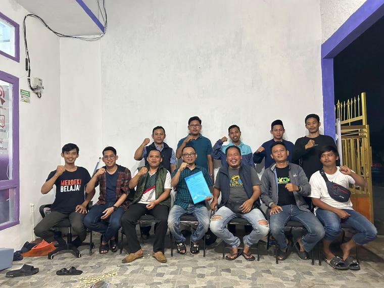PK KNPI se-Kota Serang foto bersama usai memberikan rekomendasi kepada Fauzan Dardiri untuk maju di Musda VI DPD KNPI Kota Serang. (Foto: TitikNOL)