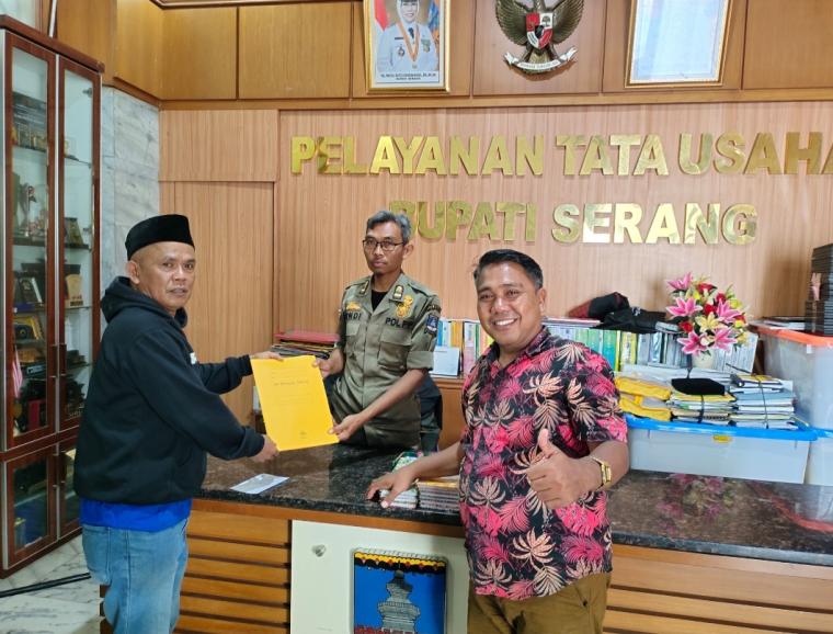 Pengurus Karang Taruna Kabupaten Serang versi Wase Aidi saat memberikan surat pernyataan remi di Kantor Bupati Serang (ist)