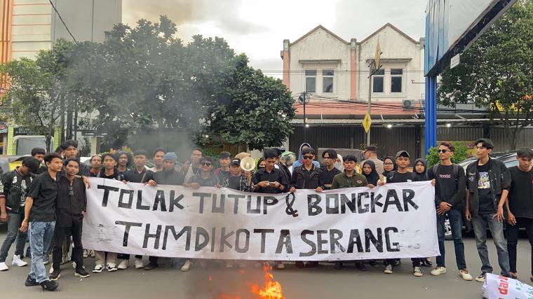 Aksi unjukrasa Mahasiswa Peka Sosial Kota Serang (Gempas) menuntut tempat hiburan malam (THM). (Foto: TitikNOL)