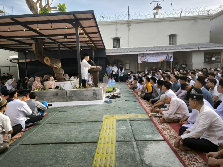 Ratusan warga binaan pemasyarakatan (WBP) di Rutan Kelas IIB Serang saat melaksanakan istighosah. (Foto: TitikNOL)