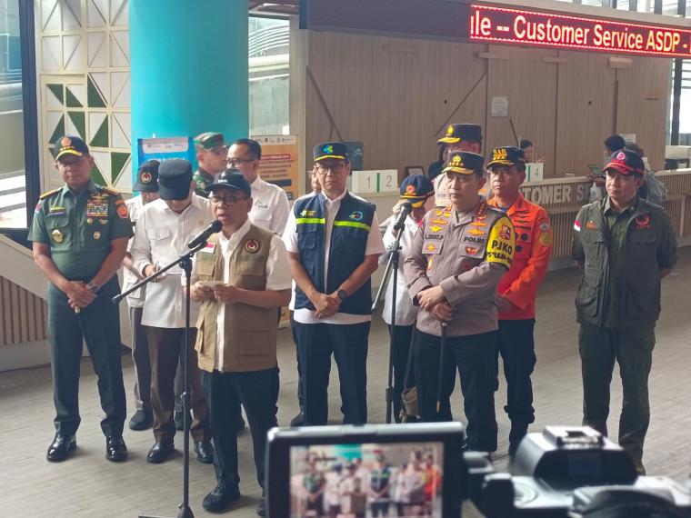 Menteri Koordinator Bidang Pembangunan Manusia dan Kebudayaan (Menko PMK) Pratikno saat memberikan keterangan jepasa wartawan di Pelabuhan Merak. (Foto: TitikNOL)